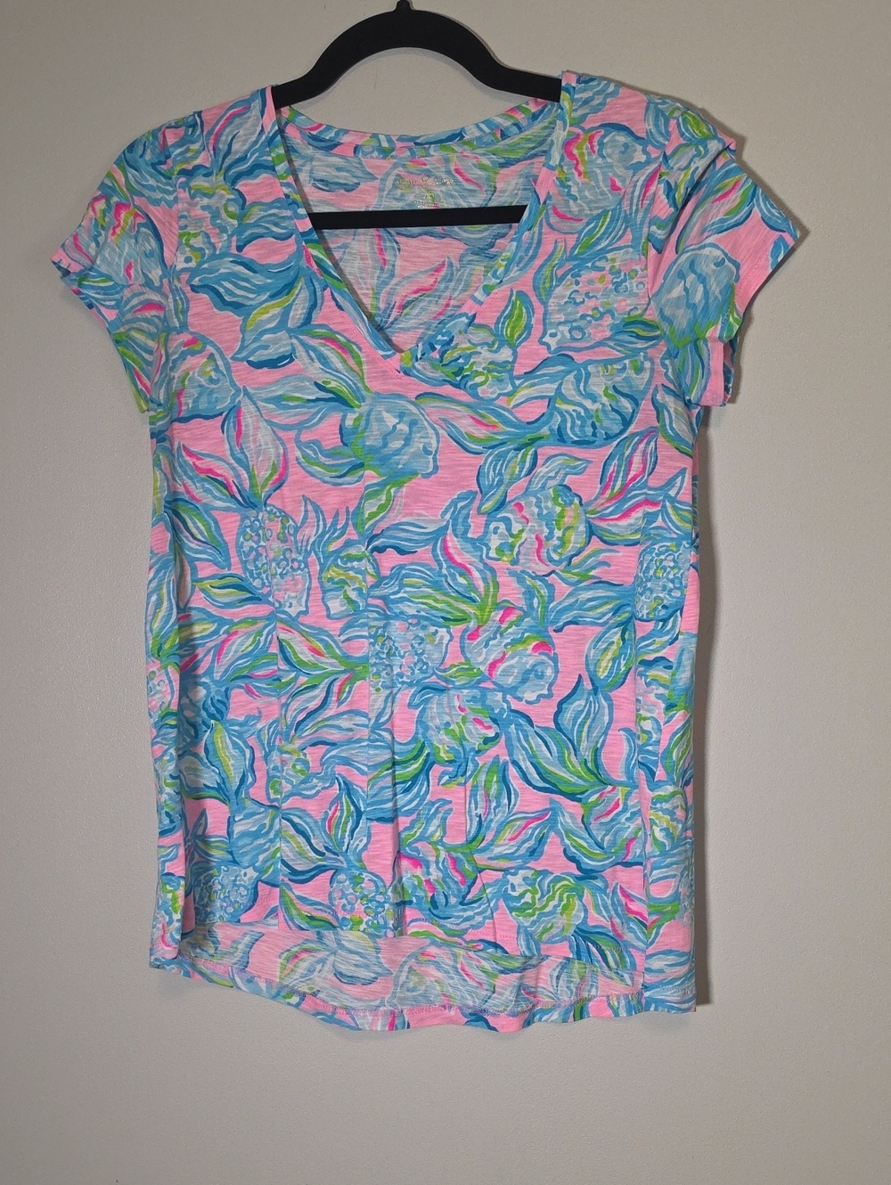 Lilly Pulitzer V-Neck Short Sleeve Floral Tee in Pink W/ Blue Fish